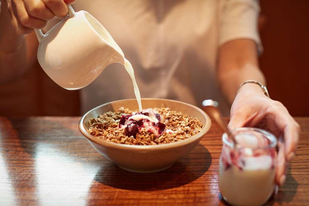 天际大酒店 奥克兰 设施 照片 Milk being poured into a bowl of cereal