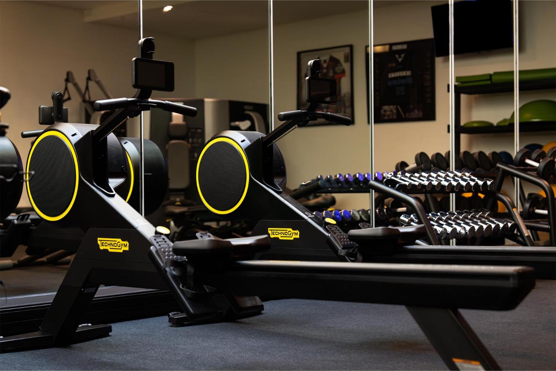 天际大酒店 奥克兰 外观 照片 The two yellow circles highlight the two air resistance dampers on a Concept 2 model C.