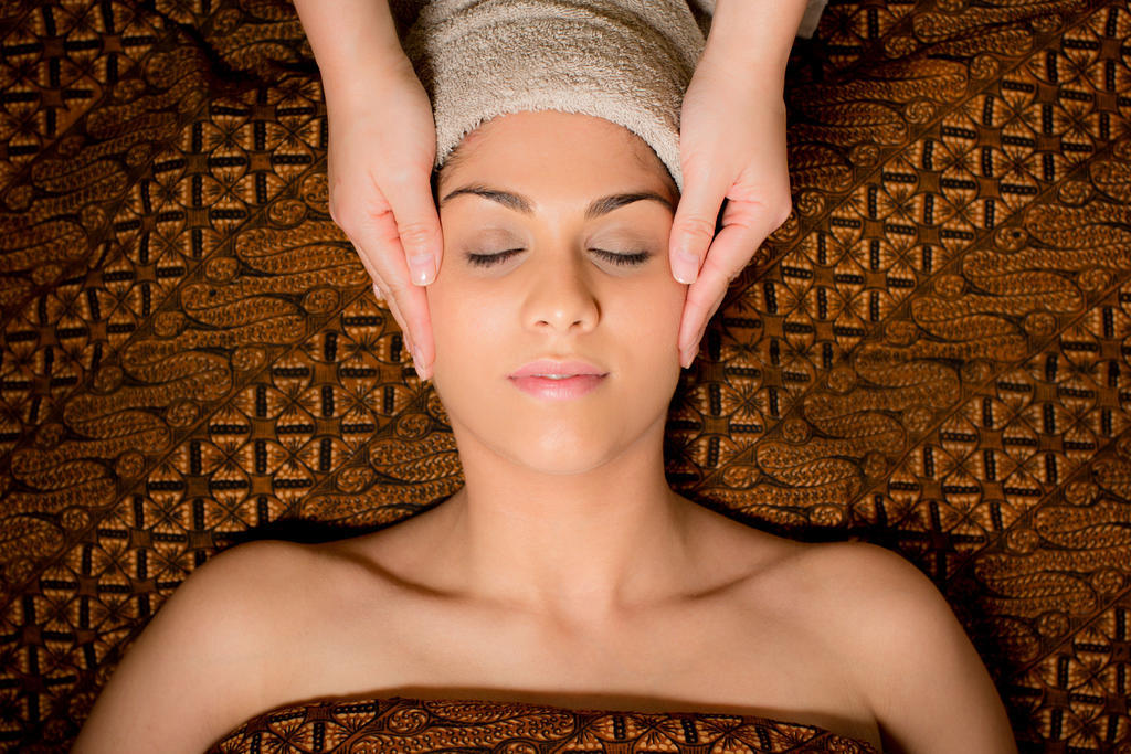 天际大酒店 奥克兰 外观 照片 A woman receiving a facial massage